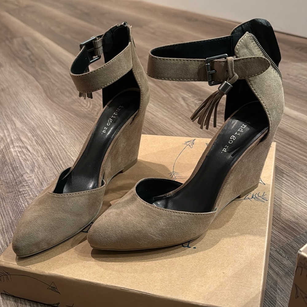 Tan suede wedge
Indigo road brand